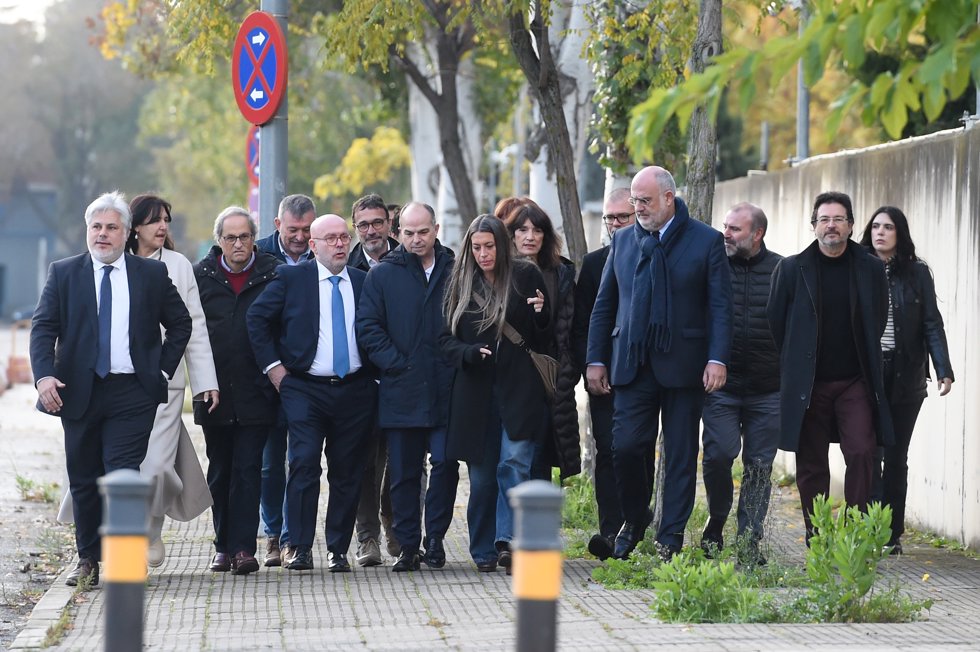El presidente del grupo parlamentario Junts, Albert Batet(1i), el abogado, Gonzalo Boye(2i), el secretario general, Jordi Turull(3i) y los portavoces en el Congreso y Senado, Miriam Nogueras(4i) y Eduard Pujol(5i), a su llegada a la Audiencia Nacional, 