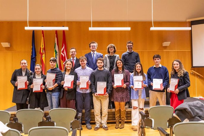 José M.ª Rodríguez y Susana Carrasco, premio a mejores expedienes en GADE y Turismo de la Facultad de Empresariales UR