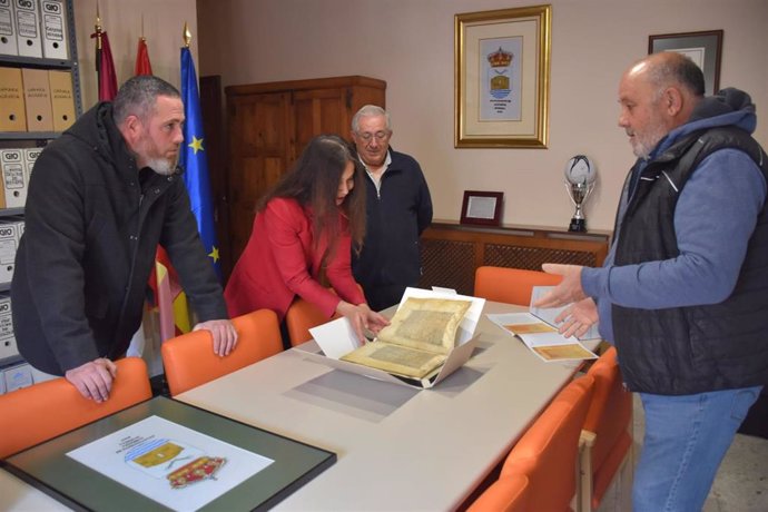 El diputado del Archivo, Diego Yuste, visitando la localidad de Albendea para ver la restauración del pergamino de concesión del título de Villa a la localidad.