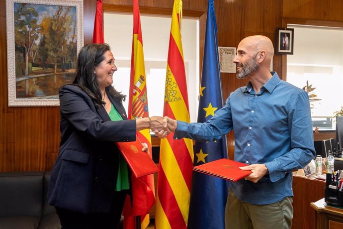 La concejal delegada de Educación, Paloma Espinosa; y el presidente de los libreros de la ciudad, Óscar Martín, tras firmar un acuerdo