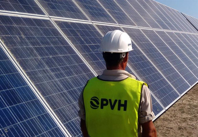 Archivo - PVH suministrará más de 200 MW de seguidores solares a SWREL para un proyecto en Salamanca