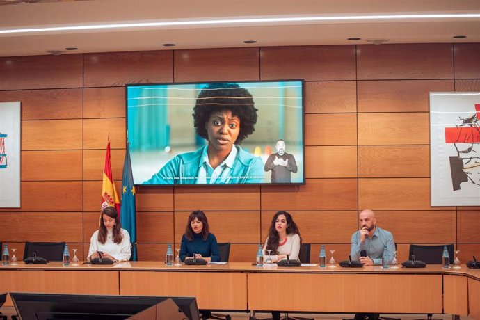 La ministra de Juventud e Infancia, Sira Rego, y la directora general de Derechos de la Infancia y Adolescencia, Sandra de Garmendia, durante la presentación de la campaña institucional de sensibilización contra las violencias hacia la infancia.