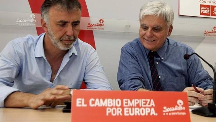 El ministro de Política Territorial, Ángel Víctor Torres, en una foto con José Miguel Pérez