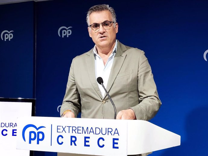 El vicesecretario de Organización del PP de Extremadura, José Manuel García Ballestero, en una rueda de prensa en la sede regional del partido.