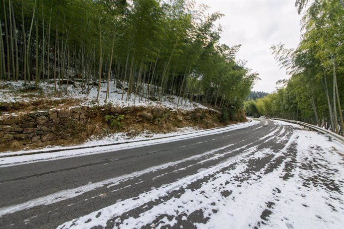 Archivo - Carretera en Asturias con nieve.