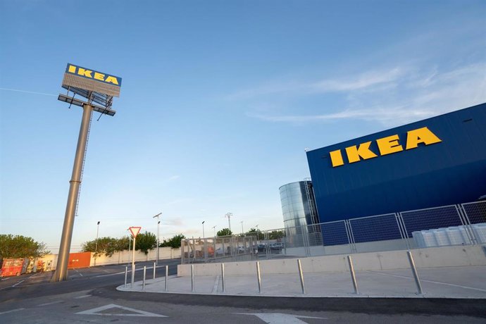 Archivo - IKEA amplía sus servicios de energía ofreciendo la instalación de placas solares para autoconsumo y puntos de recarga para vehículos eléctricos.