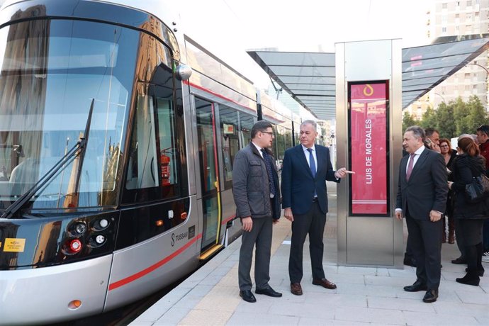 El alcalde de Sevilla, José Luis Sanz, en la nueva parada de tranvía en la avenida Luis de Morales