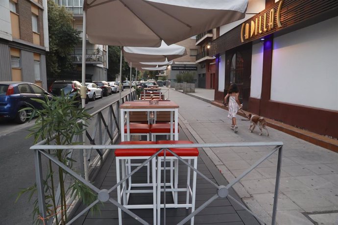 Archivo - Una tarima instalada en un bar de Los Remedios en Sevilla para ampliar el espacio de veladores. Imagen de archivo.