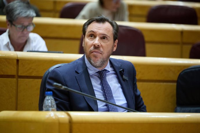 El ministro de Transportes y Movilidad Sostenible, Óscar Puente, en el Senado, a 12 de noviembre de 2024, en Madrid (España). El Gobierno se enfrenta a una nueva sesión de control en el Senado con 19 preguntas y tres interpelaciones que formulan el Grup