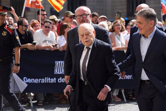 Archivo - El expresidente de la Generalitat de Catalunya, Jordi Pujol (c), a su llegada a la toma de posesión de Salvador Illa como president de la Generalitat, en la plaza de Sant Jaume, a 10 de agosto de 2024, en Barcelona, Catalunya (España).