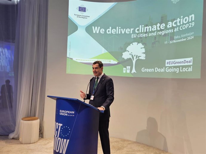 El presidente de la Junta de Andalucía, Juanma Moreno, en rueda de prensa en Bakú durante su participación en la Conferencia de las Naciones Unidas sobre el Cambio Climático (COP29).