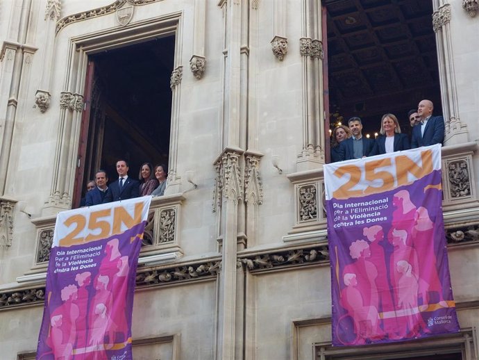 El presidente del Consell, Llorenç Galmés, participa en la cuelga de una banderola con motivo del 25N en la fachada del Consell