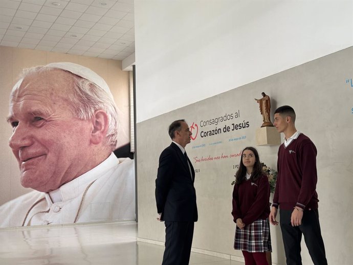 Director del Colegio Juan Pablo II de Parla charla con alumnos