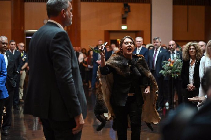 La senadora Lidia Thorpe durante la recepción de bienvenida de los reyes Carlos III y Camila.