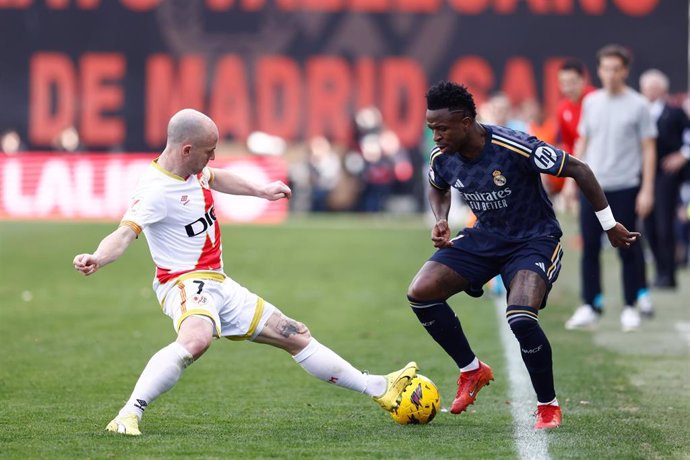 Archivo - El delantero Vinícius Júnior (Real Madrid) intenta regatear al atacante Isi Palazón (Rayo Vallecano), en el Estadio de Vallecas.