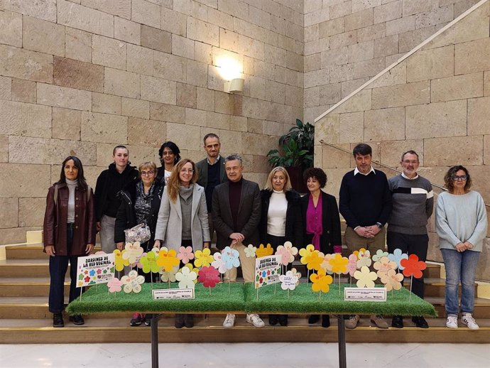 Alcalde y concejales reciben muestra de 'Los Jardines de la Red Vecinal' compuesta por flores de papel con mensajes positivos escritos por menores de centros educativos