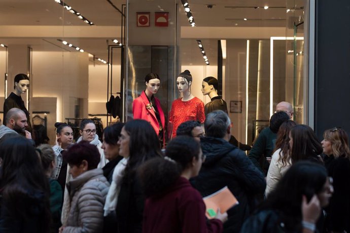 Archivo - Varias personas realizan sus compras navideñas en Barcelona.