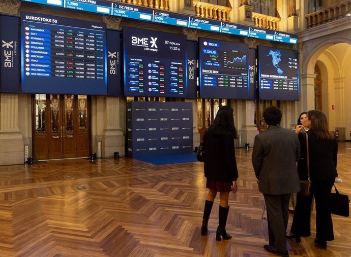 Paneles del Ibex en el Palacio de la Bolsa de Madrid, a 7 de noviembre de 2024, en Madrid (España).