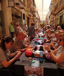 Una de las iniciativas puesta en marcha son los talleres de crochet/ganchillo para hombres y mujeres. Se invitó a varias asociaciones de vecinos de la ciudad, cáritas parroquiales, residencias de mayores y centros de participación activa de mayores.