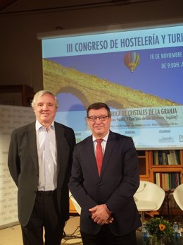 El presidente de la Confederación de Agencias de Viajes, Carlos Garrido (i), y el secretario general de la Mesa de Turismo, Carlos Abella.