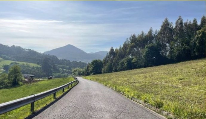 Carretera LL2, en Arlós, Llanera.