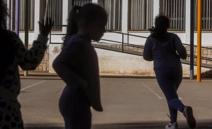 Varios niños vuelven a las clases en el Colegio de Amparo Albau en el día 13 tras el paso de la DANA