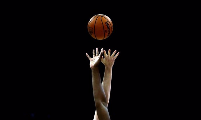 Archivo - 17 January 2019, England, London: Players compete for the ball during the NBA London Game 2019 between Washington Wizards and New York Knicks at the O2 Arena. Photo: Simon Cooper/PA Wire/dpa