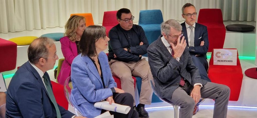 Juan Cifuentes, Nieves Roqueñí, Esteban Fernández Rico, Belarmina Díaz, Luis Ángel Díaz y Carlos García Sánchez durente una jornada sobre los CAES organizada por el Colegio de Ingenieros Industriales del Principado e Iberdrola