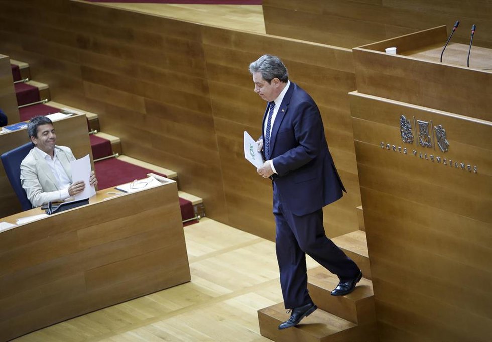 Archivo - El 'president' de la Generalitat, Carlos Mazón, y el síndic de Vox, José M Llanos, en el pleno de Les Corts