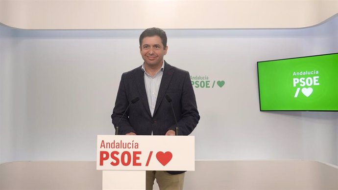 El coordinador de Presidencia del Grupo Parlamentario Socialista, Rafael Márquez, este lunes en rueda de prensa en la sede regional.