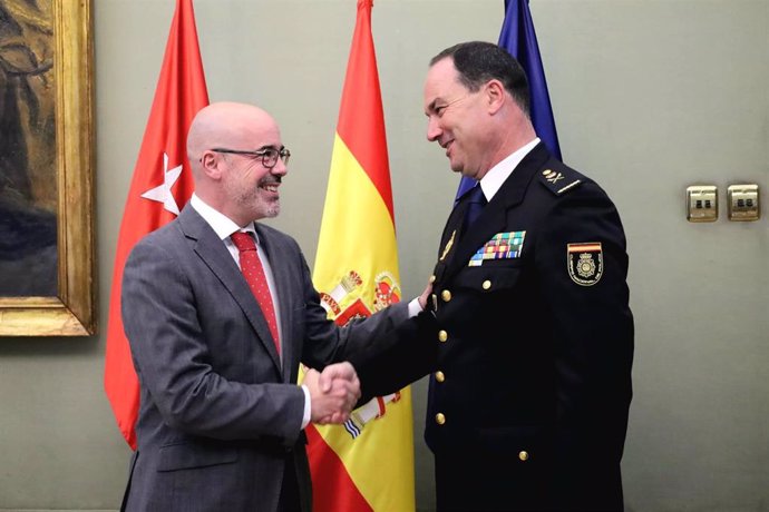 El nuevo jefe superior de la Policía Nacional en Madrid, Javier Galván, saludado por el delgado del Gobierno en Madrid, Francisco Martín