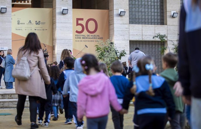 Escolares en el Festival de Huelva.