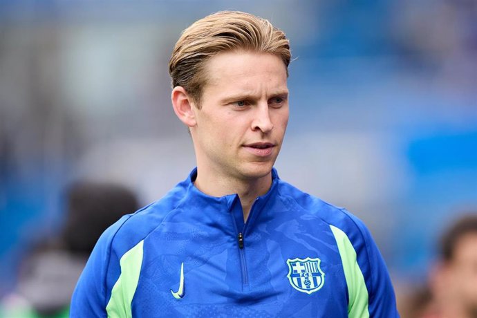 Archivo - Frenkie de Jong of FC Barcelona looks on prior to the LaLiga EA Sports match between Deportivo Alaves and FC Barcelona at Mendizorrotza on October 6, 2024, in Vitoria, Spain.