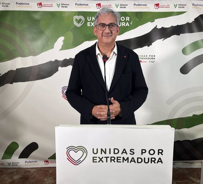 El diputado de Unidas por Extremadura Joaquín Macías, en rueda de prensa en Mérida