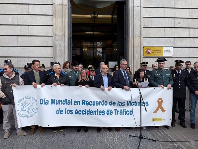 Concentración celebrada frente a la Delegación con motivo del Día Mundial en Recuerdo de las Víctimas de Accidentes de Tráfico.