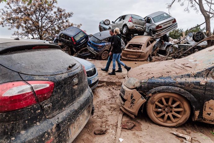 Coches amontonados en una zona afectada por la DANA, a 16 de noviembre de 2024.