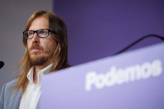 Archivo - El secretario de Organización y Portavoz de Podemos, Pablo Fernández, durante una rueda de prensa, a 2 de septiembre de 2024, en Madrid (España).