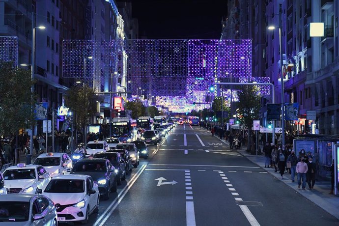 Archivo - Luces de Navidad desde el autobús Naviluz el primer día de la puesta en marcha del servicio en 2021, a 26 de noviembre de 2021, en Madrid (España). 