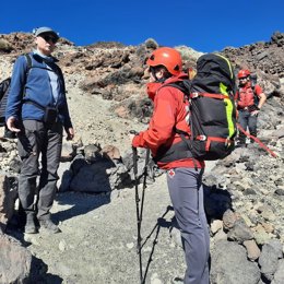 Efectivos de Cruz Roja localizan a senderistas en plena subida al pico del Teide