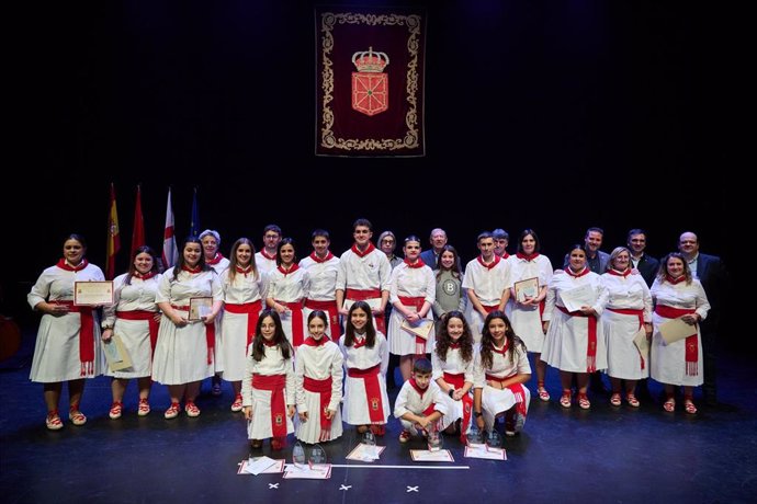 Foto de grupo con los finalistas, acompañados de Icíar Les, José Luis Arnedo, Alejandro Toquero, Miguel Moreno y Javier Pérez-Nievas.