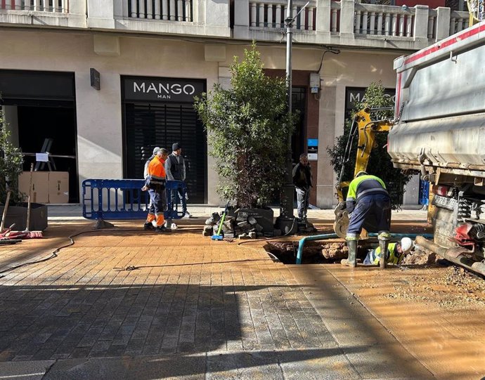 Operarios de Aquavall trabajan para reparar la rotura en una tubería en la calle Santiago.