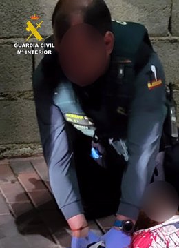 Uno de los agentes practicándole un torniquete al hombre