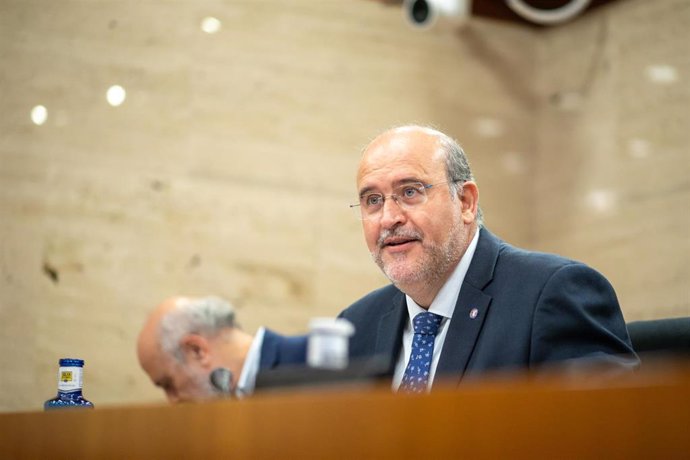 El vicepresidente primero, José Luis Martínez Guijarro, durante su comparecencia en la Comisión de Economía y Presupuestos de las Cortes.