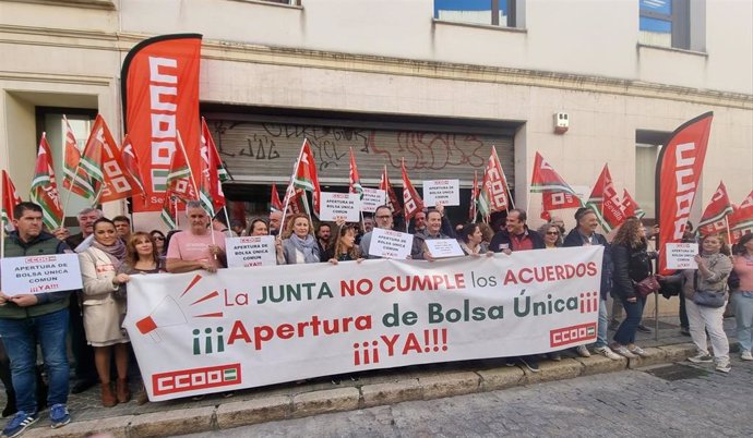 CCOO-A se manifiesta por "la situación insostenible" de la bolsa de la Administración General.