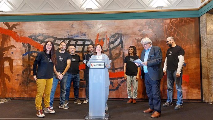 La consejera municipal de Cultura, Sara Fernández; y el gerente del Patronato Municipal de las Artes Escénicas, José María Turmo, junto a los organizadores de Zaragoza Improvisa.