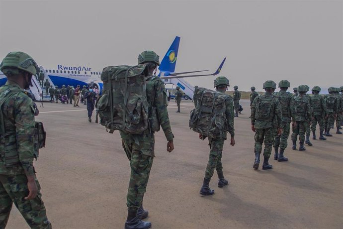 Archivo - Miembros del Ejército de Ruanda embarcan en un avión con destino Mozambique.