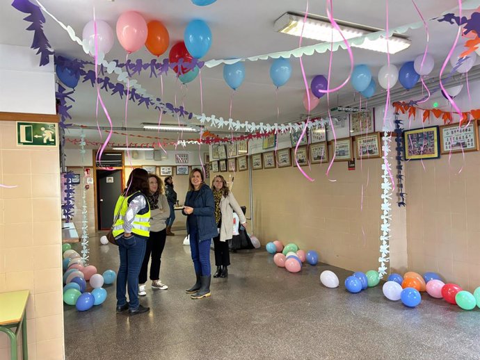 Imatge de la visita de l'alcaldessa de València, María José Catalá, al CEIP Forn d'Alcedo, que ha reobert les seues portes després de veure's afectat per la DANA.