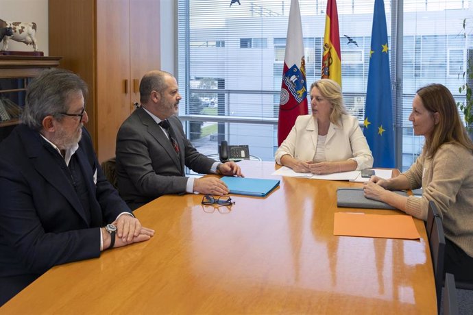 La consejera de Desarrollo Rural, Ganadería, Pesca y Alimentación, María Jesús Susinos, se reúne con el rector de Uneatlántico, Rubén Calderón