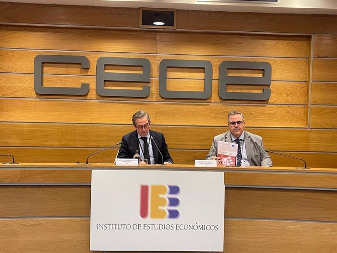 El presidente del Instituto de Estudios Económicos, Íñigo Fernández de Mesa, y su director general, Gregorio Izquierdo, presentan el informe “Competitividad fiscal 2024. Un diagnóstico necesario de la tributación en España”.