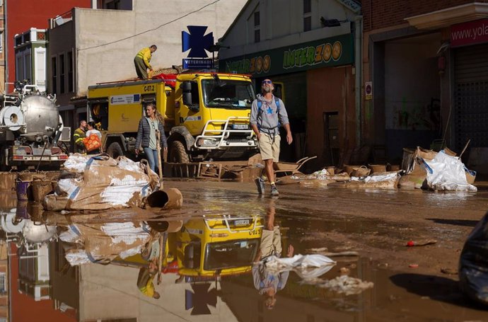 Varias personas en una zona afectada por la DANA, a 17 de noviembre de 2024, en Paiporta, Valencia, Comunidad Valenciana (España). 